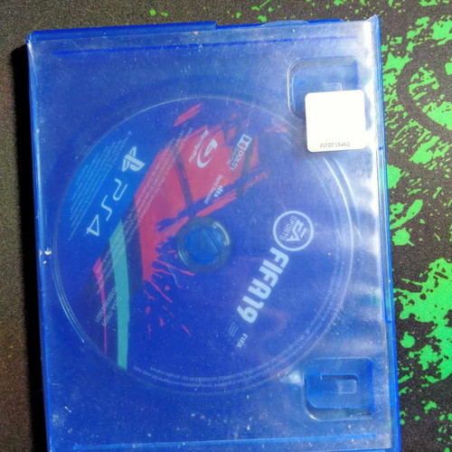 FIFA 19 PS4 used, case with minor damage