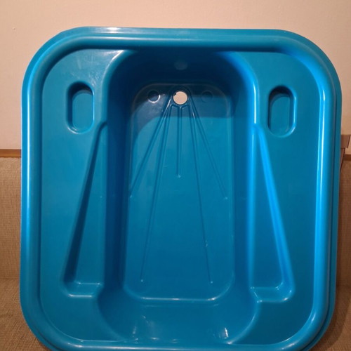 Highchair and baby bath like new for rectangular bathtub
