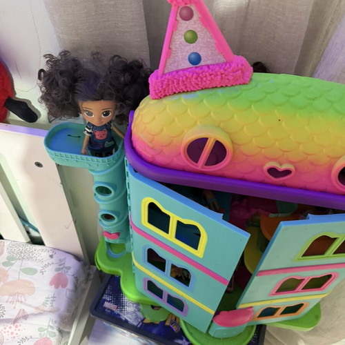 Gabby dollhouse with extra figures and large doll, like new