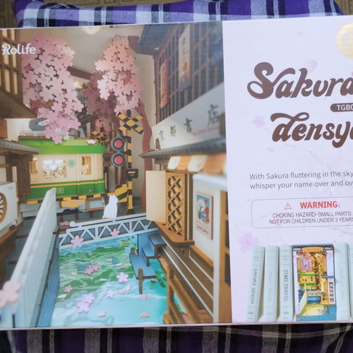 Rolife Sakura Densya DIY Book Nook Kit with LED lights