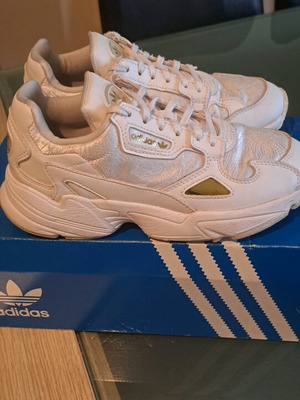 Γυναικεία αθλητικά παπούτσια Adidas Falcon σαν καινούργια, άσπρα με χρυσό
