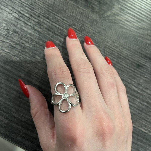Silver ring like new in excellent condition