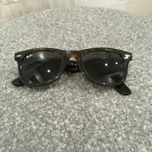Ray-Ban Wayfarer sunglasses like new, unisex, tortoise shell frame