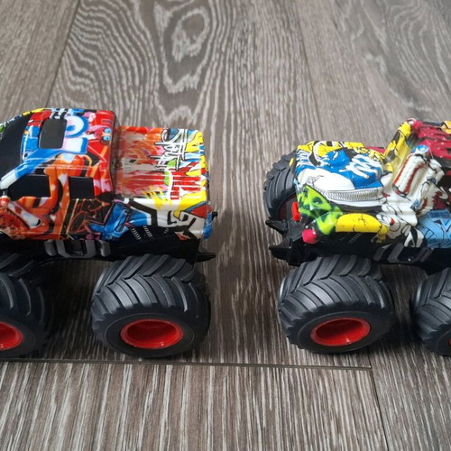 Monster truck like new, pack of 2 toy cars