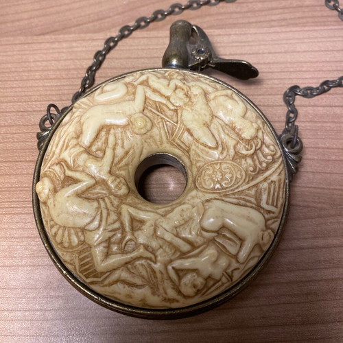 Authentic Spanish Palaska with Human Carvings from 1760, like new, 11 cm