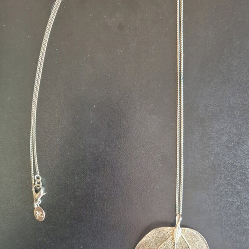 Leaf necklace like new, gold-colored