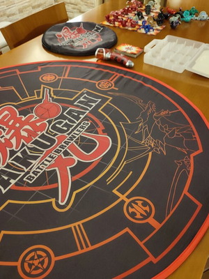 Πακέτο Bakugan με 24 φιγούρες, 31 κάρτες, στάδιο, θήκη και launcher