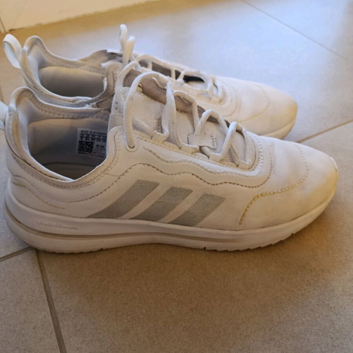 Adidas sports shoe size 40 like new, white with gold details