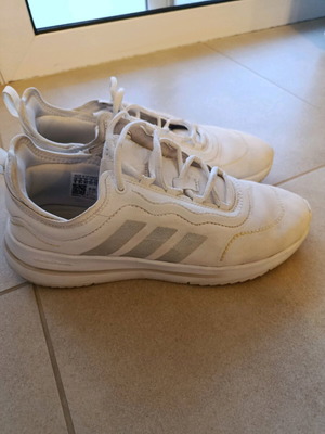Adidas sports shoe size 40 like new, white with gold details