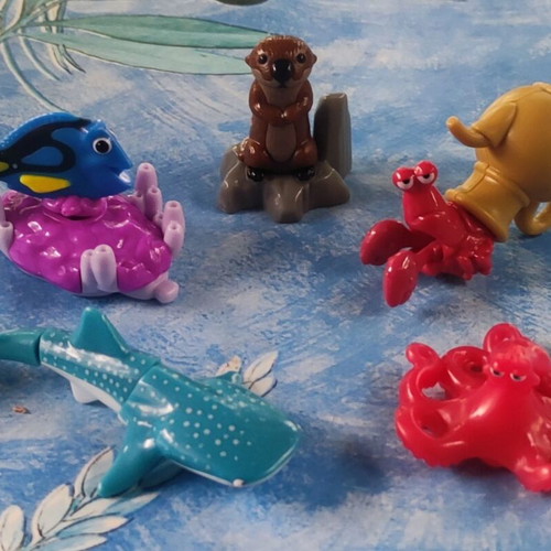 Kinder Finding Dory figures like new, set of 5
