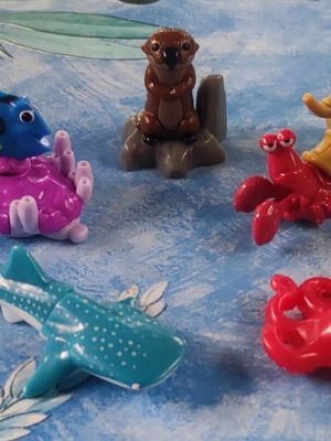 Kinder Finding Dory figures like new, set of 5