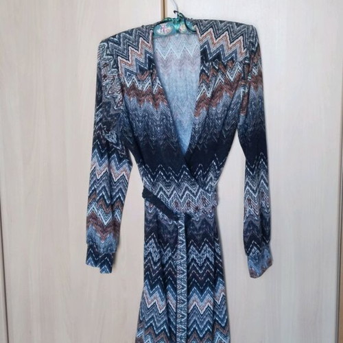 Dress with cross closure and zigzag pattern like new, gray multicolor