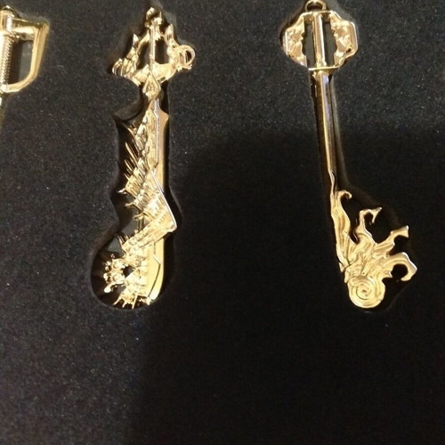 Kingdom Hearts collectible keyblade set with 8 pieces, like new