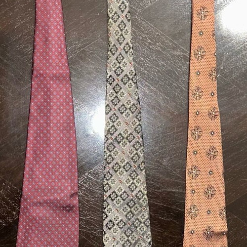 Set of 3 Vintage Men's Ties like new with Classic Patterns