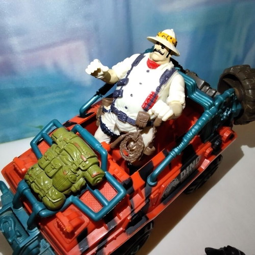 Dino Valley Jeep Chap Mei with Skinny Bones figure and 4 dinosaur figures