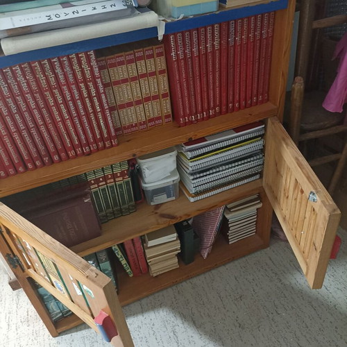 Wooden bookcase large with 4 rows of shelves used