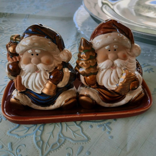 Christmas dishes like new, 3 large platters and salt-pepper set