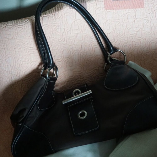 Women's black shoulder bag like new with metal clasp