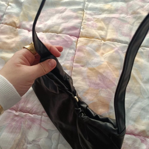 Black shoulder bag like new, perfect for everyday use