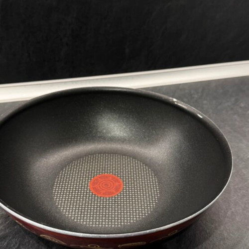 Tefal Nonstick Wok Pan used with Thermo-Signal technology