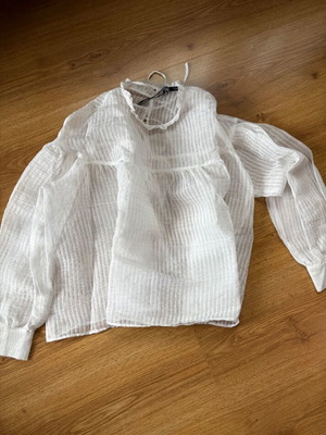 Zara white women's blouse size S new, textured fabric with ruffles