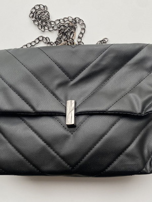Women's black quilted shoulder bag with chain like new