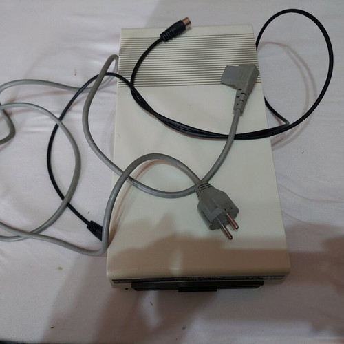 Commodore 1541 drive like new with 2 floppy disks