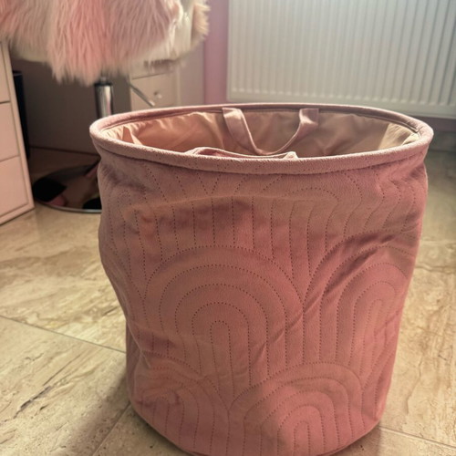 Storage basket like new, love capacity