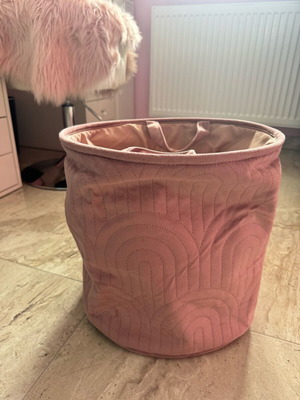 Storage basket like new, love capacity
