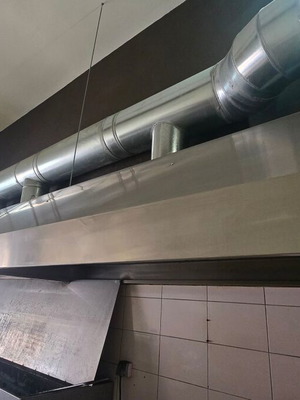 Extractor hood used with table