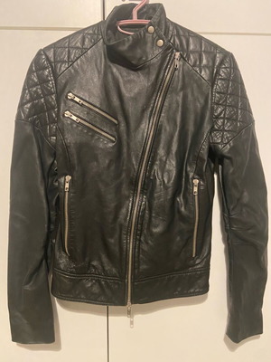 Leather women's biker jacket black like new