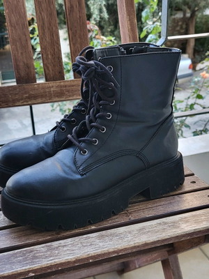 Bershka black boots size 39 like new