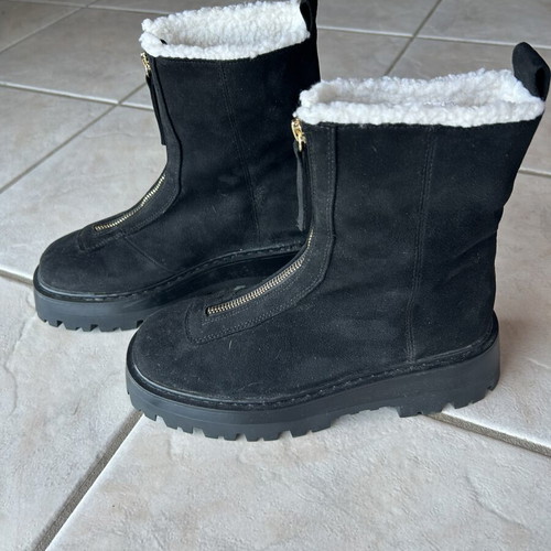 Women's boots with fur lining size 39 black like new