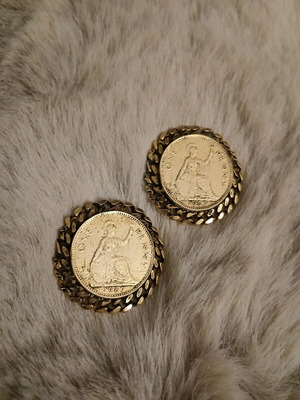 Vintage clip-on earrings like new