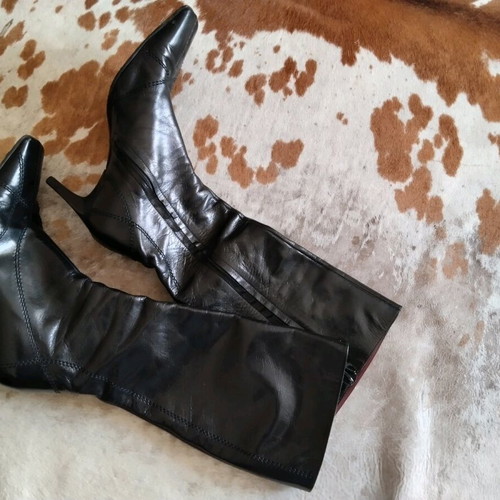Black leather boots size 39.5 like new