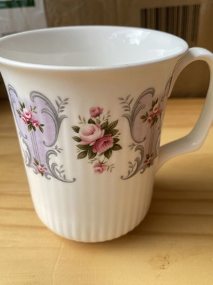 Κούπα τσαγιού Richmond Fine Bone China μεταχειρισμένη, φλοράλ ροζ μωβ λευκό σχέδιο