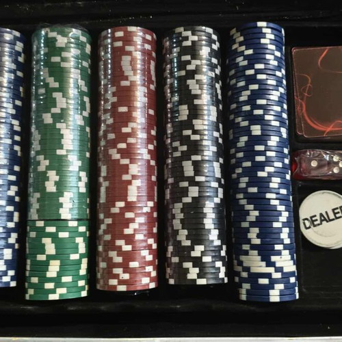 Poker set in metal case like new