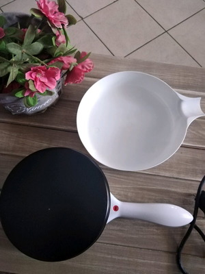IQ crepe maker like new
