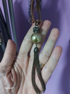 Necklace with rhinestones and bead like new