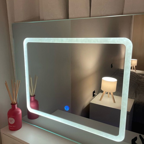 Hollywood mirror with USB like new