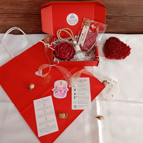Gift Box Pink Rose Candle, Wardrobe Tablet & Car Diffuser