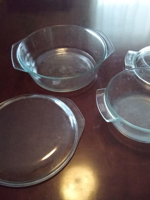 Pyrex casseroles large and medium like new