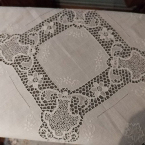 Tablecloth with guipure lace like new, set with runner and napkins