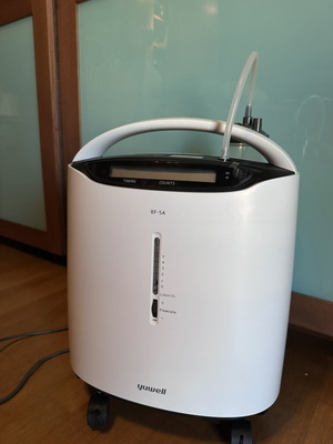 Yuwell 8F-5A Oxygen Concentrator 5L, like new