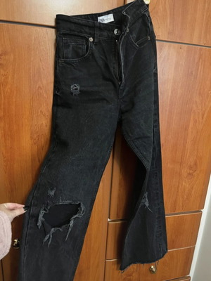 Zara ψηλό μέσο τζιν σαν καινούργιο, με σκίσιματα, μαύρο, μέγεθος XXS