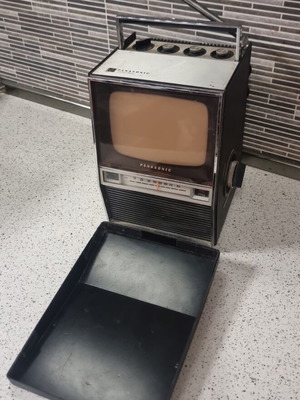 Vintage φορητή τηλεόραση National Panasonic μεταχειρισμένη, σε καλή κατάσταση