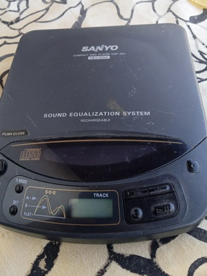 Sanyo disk player used, missing battery cover