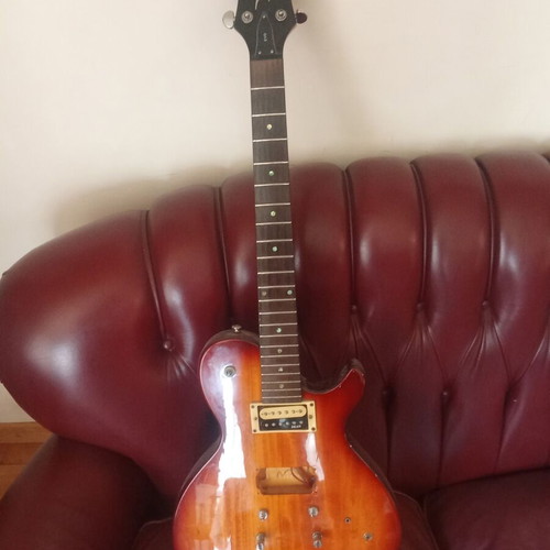 Electric guitar EVO DEAN like new, missing strings and pickup