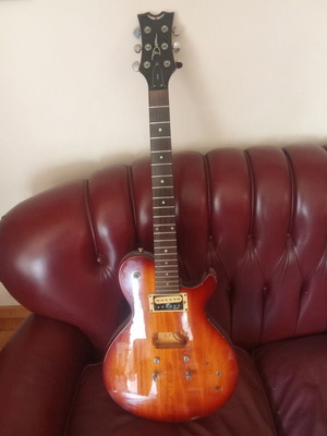Electric guitar EVO DEAN like new, missing strings and pickup