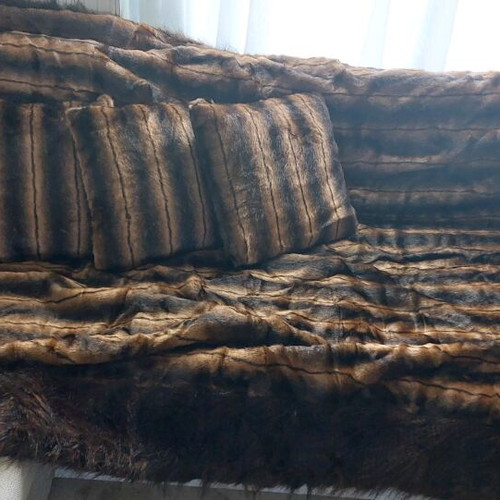 Throw with 4 pillows new, synthetic fur